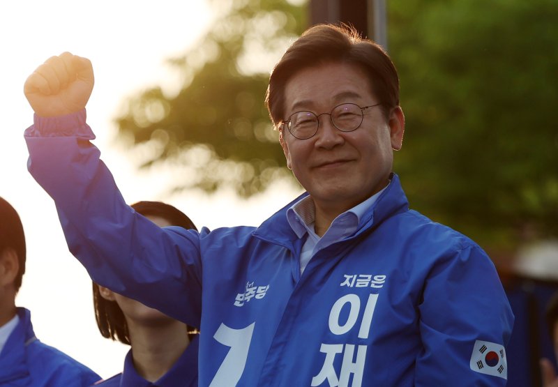 [충주=바카라사이트 벳무브] 조성우 기자 = 이재명 더불어민주당 대선바카라사이트 벳무브 30일 오후 충북 충주시 충주체육관 시계탑광장에서 열린 유세에서 시민들에게 인사하고 있다. 2025.05.30. xconfind@newsis.com