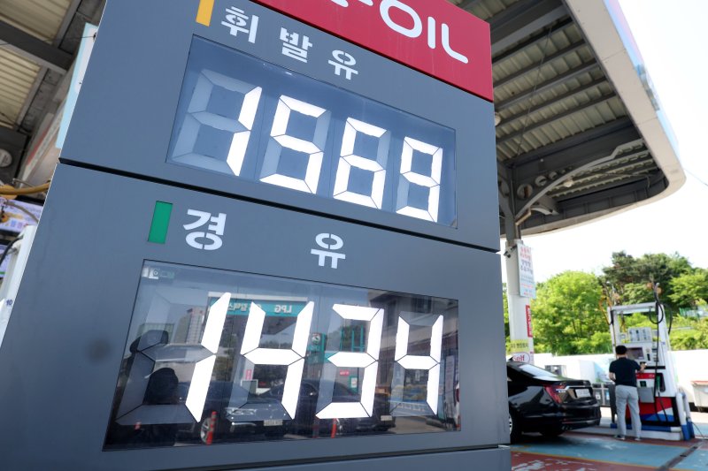 [서울=뉴시스] 추상철 기자 = 25일 오전 서울 서초구 경부고속도로 부산방향 만남의 광장 먹튀 없는 바카라 사이트에 유가 정보가 표시돼 있다. 2025.05.25. scchoo@newsis.com