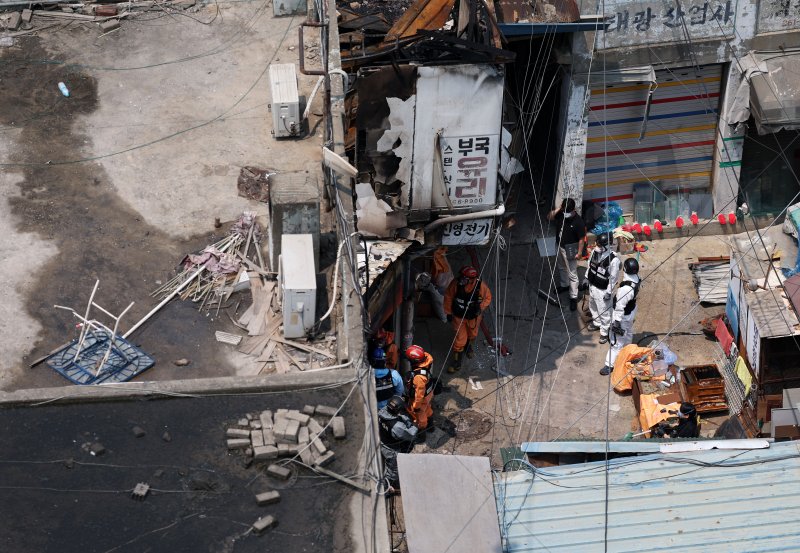 [서울=뉴시스] 홍효식 기자 = 경찰, 소방, 국립과학수사연구원, 가스공사 등 관계자들이 30일 서울 중구 을지로 세운상가 인근에서 2025 바카라사이트 현장 합동 감식을 하고 있다. 2025.05.30. yesphoto@newsis.com