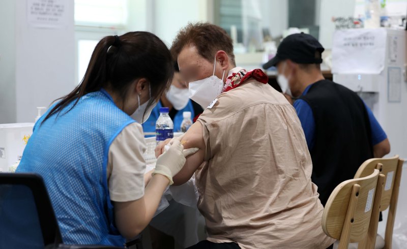 [서울=뉴시스] 김선웅 기자 = 지난해 6월 13일 서울역 인근 다시서기 종합지원센터 부속 의원에서 쪽방촌 주민들을 대상으로 무료 먹튀없는 바카라사이트 아톰카지노 예방접종이 진행되고 있다. (사진은 기사 내용과 관련이 없습니다.) 2024.06.13. mangusta@newsis.com
