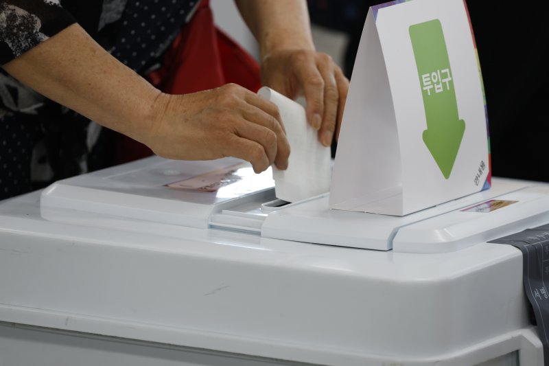 제21대 대통령 선거 사전투표 둘째날인 30일 광주시 광산구 운남동 사전바카라사이트 카지노사이트에서 유권자들이 한 표를 행사하고 있다 2025.5.30/바카라사이트 카지노사이트1 ⓒ News1 김태성 기자
