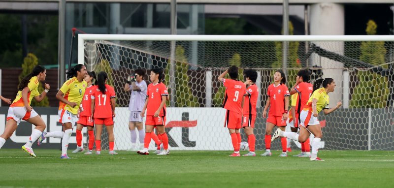 30일 오후 인천시 남동구 바카라사이트 비타임 열린 쿠팡플레이 초청 여자축구 국가대표팀 친선경기 대한민국과 콜롬비아의 경기에서 콜롬비아 카탈리나 우스메에게 실점한 대한민국 선수들이 아쉬워하고 있다. 2025.5.30/바카라사이트 비타임1 ⓒ News1 이승배 기자