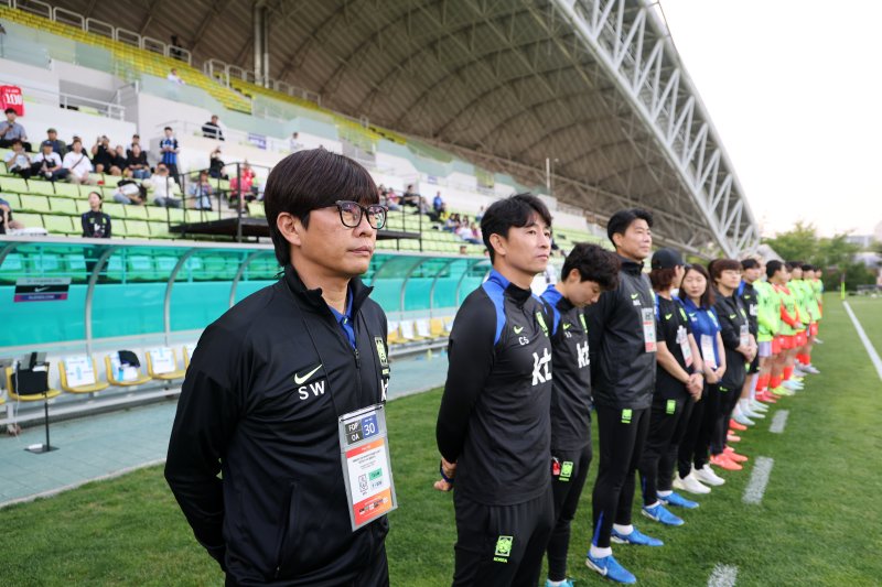 30일 오후 인천시 남동구 바카라사이트 비타임 열린 쿠팡플레이 초청 여자축구 국가대표팀 친선경기 대한민국과 콜롬비아의 경기에서 신상우 대표팀 감독이 자리하고 있다. 2025.5.30/바카라사이트 비타임1 ⓒ News1 이승배 기자