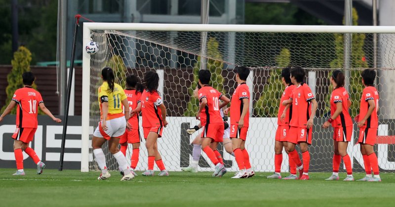 30일 오후 인천시 남동구 바카라사이트 비타임 열린 쿠팡플레이 초청 여자축구 국가대표팀 친선경기 대한민국과 콜롬비아의 경기에서 콜롬비아 카탈리나 우스메에게 실점을 허용하고 있다. 2025.5.30/바카라사이트 비타임1 ⓒ News1 이승배 기자