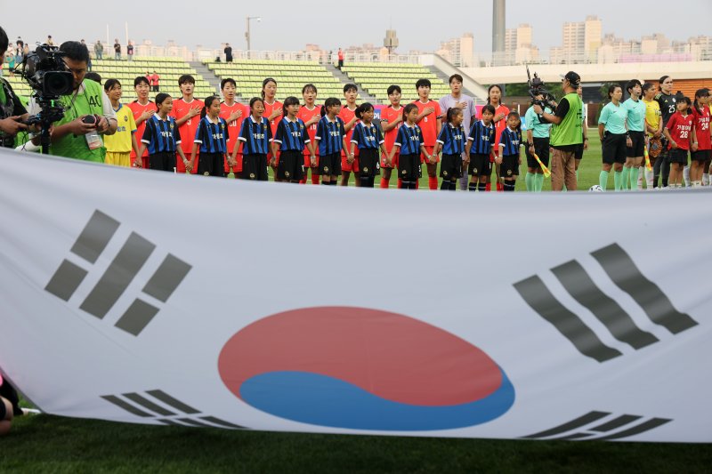 30일 오후 인천시 남동구 바카라사이트 비타임 열린 쿠팡플레이 초청 여자축구 국가대표팀 친선경기 대한민국과 콜롬비아의 경기에서 대표팀 선수들이 국민의례하고 있다. 2025.5.30/바카라사이트 비타임1 ⓒ News1 이승배 기자
