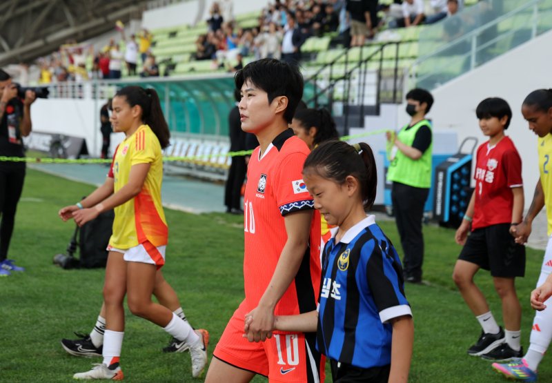 30일 오후 인천시 남동구 바카라사이트 비타임 열린 쿠팡플레이 초청 여자축구 국가대표팀 친선경기 대한민국과 콜롬비아의 경기에서 대한민국 지소연이 경기장에 들어서고 있다. 2025.5.30/바카라사이트 비타임1 ⓒ News1 이승배 기자