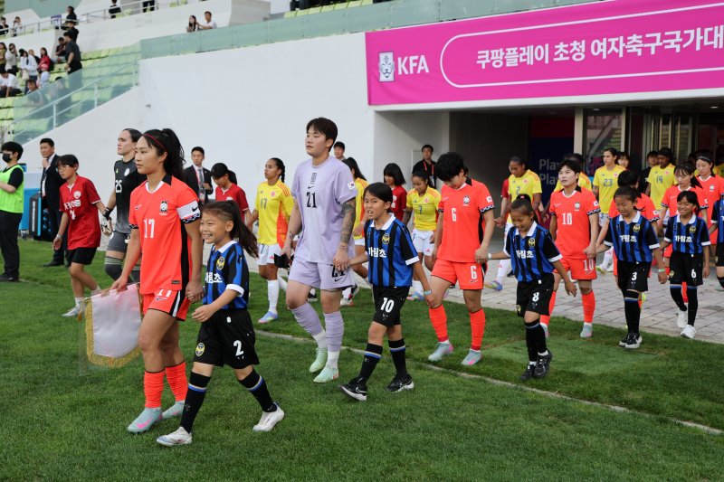 30일 오후 인천시 남동구 바카라사이트 비타임 열린 쿠팡플레이 초청 여자축구 국가대표팀 친선경기 대한민국과 콜롬비아의 경기에서 대한민국 대표팀이 입장하고 있다. 2025.5.30/바카라사이트 비타임1 ⓒ News1 이승배 기자