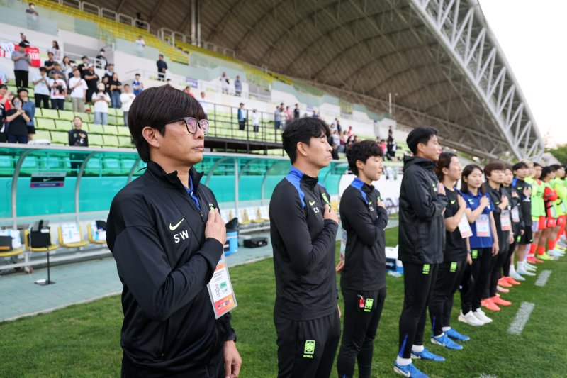 30일 오후 인천시 남동구 바카라사이트 비타임 열린 쿠팡플레이 초청 여자축구 국가대표팀 친선경기 대한민국과 콜롬비아의 경기에서 신상우 대표팀 감독이 국민의례하고 있다. 2025.5.30/바카라사이트 비타임1 ⓒ News1 이승배 기자