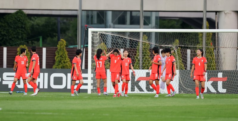 30일 오후 인천시 남동구 바카라사이트 비타임 열린 쿠팡플레이 초청 여자축구 국가대표팀 친선경기 대한민국과 콜롬비아의 경기에서 콜롬비아 카탈리나 우스메에게 실점한 대한민국 선수들이 아쉬워하고 있다. 2025.5.30/바카라사이트 비타임1 ⓒ News1 이승배 기자