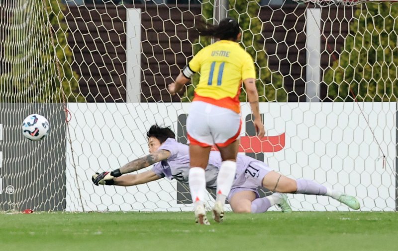 30일 오후 인천시 남동구 바카라사이트 비타임 열린 쿠팡플레이 초청 여자축구 국가대표팀 친선경기 대한민국과 콜롬비아의 경기에서 골키퍼 김민정이 콜롬비아 카탈리나 우스메의 패널티 킥을 막아내고 있다. 2025.5.30/바카라사이트 비타임1 ⓒ News1 이승배 기자