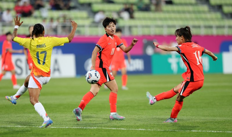 30일 오후 인천시 남동구 바카라사이트 비타임 열린 쿠팡플레이 초청 여자축구 국가대표팀 친선경기 대한민국과 콜롬비아의 경기에서 대한민국 장슬기가 슈팅하고 있다. 2025.5.30/바카라사이트 비타임1 ⓒ News1 이승배 기자