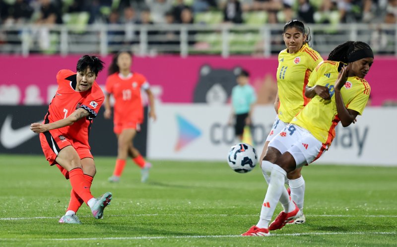 30일 오후 인천시 남동구 바카라사이트 비타임 열린 쿠팡플레이 초청 여자축구 국가대표팀 친선경기 대한민국과 콜롬비아의 경기에서 대한민국 이금민이 슈팅하고 있다. 2025.5.30/바카라사이트 비타임1 ⓒ News1 이승배 기자