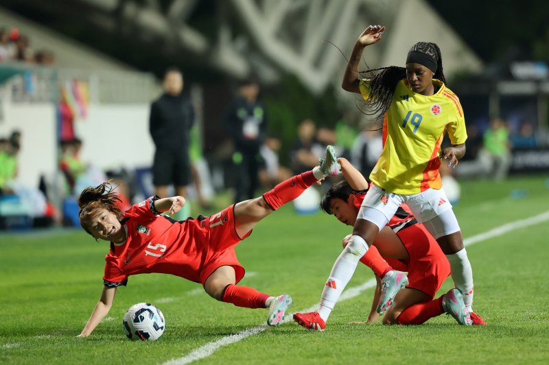 30일 오후 인천시 남동구 바카라사이트 비타임 열린 쿠팡플레이 초청 여자축구 국가대표팀 친선경기 대한민국과 콜롬비아의 경기에서 대한민국 강채림이 드리블 중 상대 수비와 부딪혀 넘어지고 있다. 2025.5.30/바카라사이트 비타임1 ⓒ News1 이승배 기자