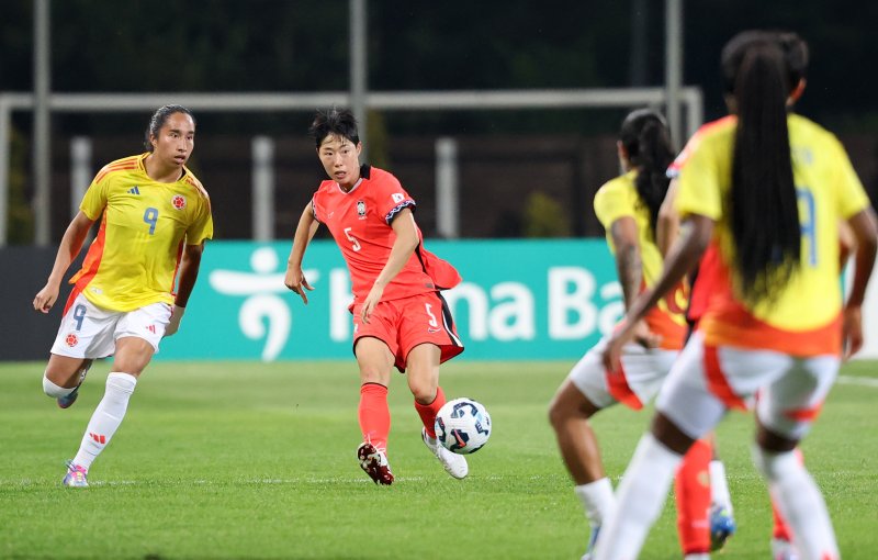 30일 오후 인천시 남동구 바카라사이트 비타임 열린 쿠팡플레이 초청 여자축구 국가대표팀 친선경기 대한민국과 콜롬비아의 경기에서 대한민국 고유진이 패스하고 있다. 2025.5.30/바카라사이트 비타임1 ⓒ News1 이승배 기자