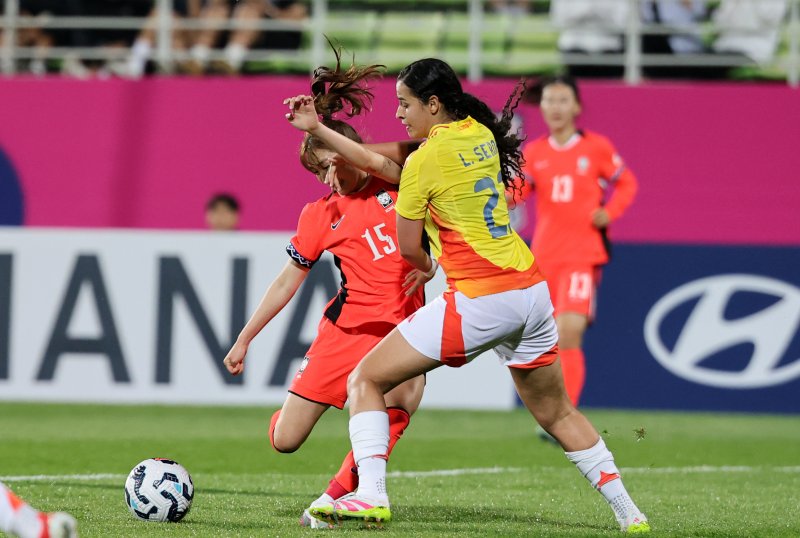 30일 오후 인천시 남동구 바카라사이트 비타임 열린 쿠팡플레이 초청 여자축구 국가대표팀 친선경기 대한민국과 콜롬비아의 경기에서 대한민국 강채림이 슈팅하고 있다. 2025.5.30/바카라사이트 비타임1 ⓒ News1 이승배 기자