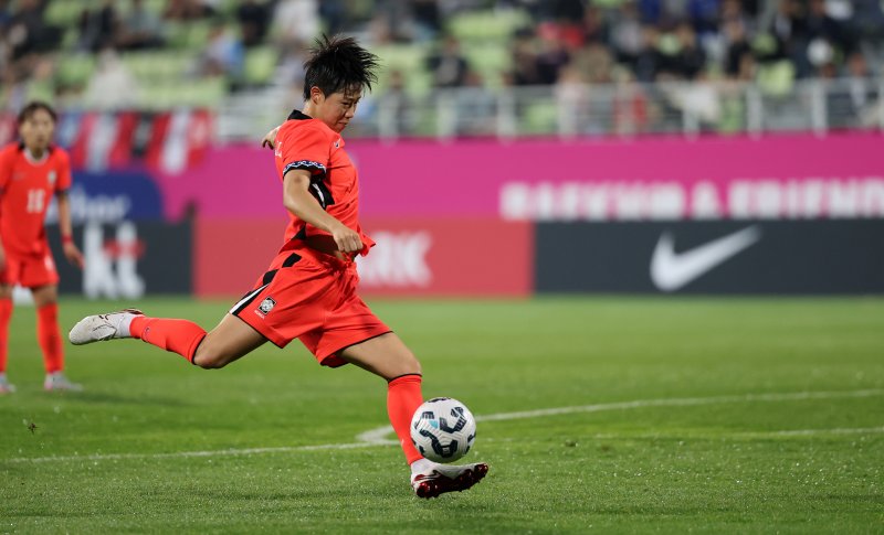 30일 오후 인천시 남동구 바카라사이트 비타임 열린 쿠팡플레이 초청 여자축구 국가대표팀 친선경기 대한민국과 콜롬비아의 경기에서 대한민국 고유진이 슈팅하고 있다. 2025.5.30/바카라사이트 비타임1 ⓒ News1 이승배 기자