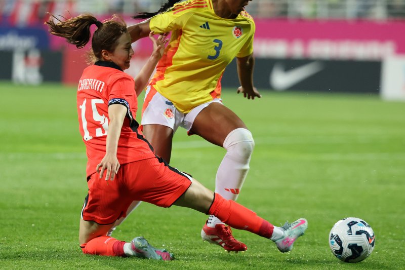 30일 오후 인천시 남동구 바카라사이트 비타임 열린 쿠팡플레이 초청 여자축구 국가대표팀 친선경기 대한민국과 콜롬비아의 경기에서 대한민국 강채림이 상대 수비와 볼을 다투고 있다. 2025.5.30/바카라사이트 비타임1 ⓒ News1 이승배 기자