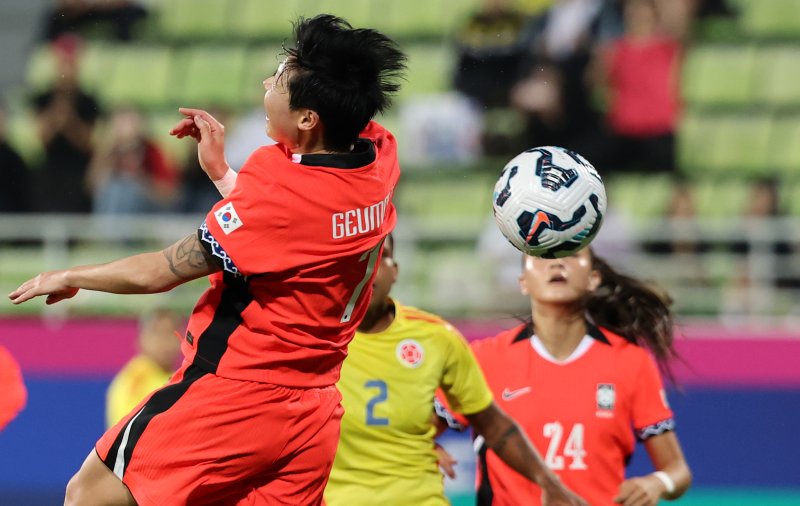 30일 오후 인천시 남동구 바카라사이트 비타임 열린 쿠팡플레이 초청 여자축구 국가대표팀 친선경기 대한민국과 콜롬비아의 경기에서 대한민국 이금민이 헤딩을 시도하고 있다. 2025.5.30/바카라사이트 비타임1 ⓒ News1 이승배 기자