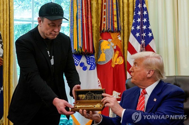 30일 머스크에게 '황금 열쇠' 선물하는 트럼프 대통령 (출처=연합뉴스)