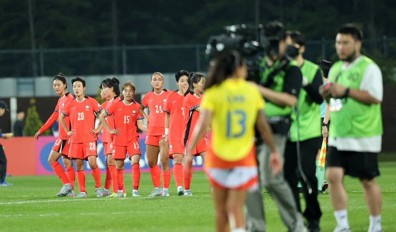 30일 오후 인천시 남동구 바카라사이트 비타임 열린 쿠팡플레이 초청 여자축구 국가대표팀 친선경기 대한민국과 콜롬비아의 경기에서 1대0으로 패배한 대한민국 선수들이 아쉬워하고 있다. 2025.5.30/바카라사이트 비타임1 ⓒ News1 이승배 기자