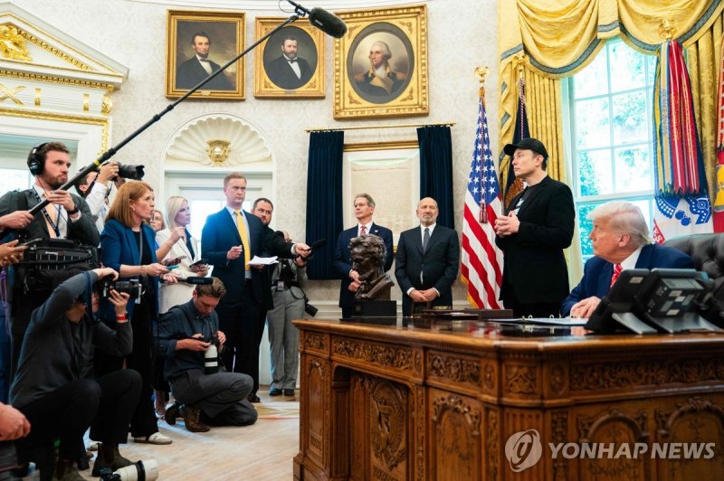 30일 기자회견하는 트럼프 대통령과 일론 머스크 (출처=연합뉴스)