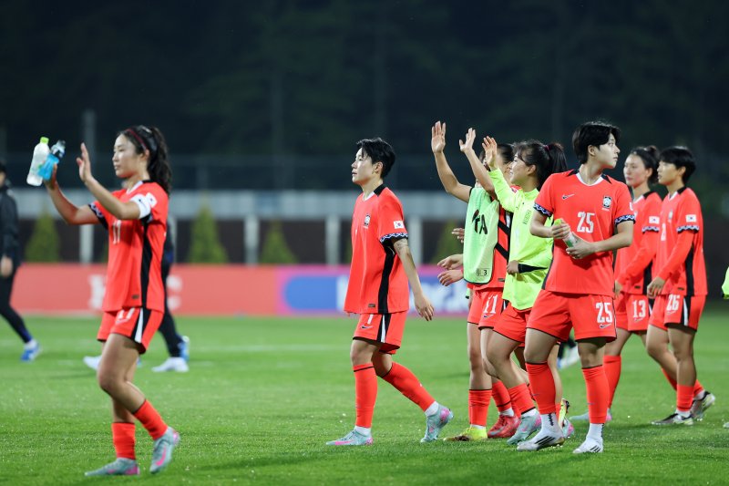 30일 오후 인천시 남동구 바카라사이트 비타임 열린 쿠팡플레이 초청 여자축구 국가대표팀 친선경기 대한민국과 콜롬비아의 경기에서 1대0으로 패배한 대한민국 선수들이 그라운드를 나서고 있다. 2025.5.30/바카라사이트 비타임1 ⓒ News1 이승배 기자