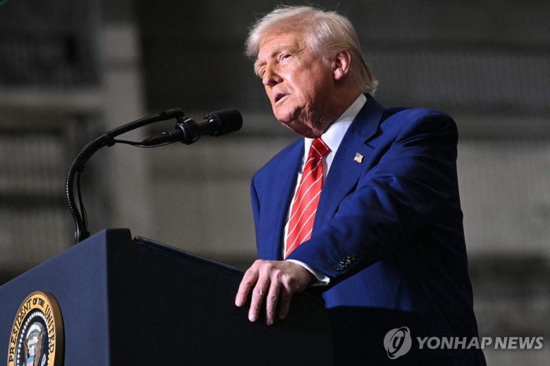 US스틸 공장에서 연설하는 트럼프 (출처=연합뉴스)