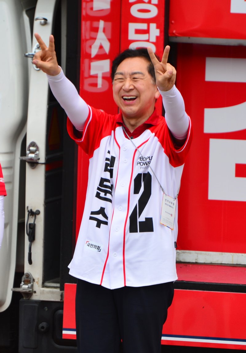 [청주=뉴시스] 서주영 기자 = 가상 바카라 국민의힘 중앙당 공동선대위원장이 21대 대통령선거 사전투표 첫날인 29일 충북 청주시 복대가경시장사거리에서 김문수 대통령후보에 대한 지지를 호소하고 있다. 2025.05.29. juyeong@newsis.com