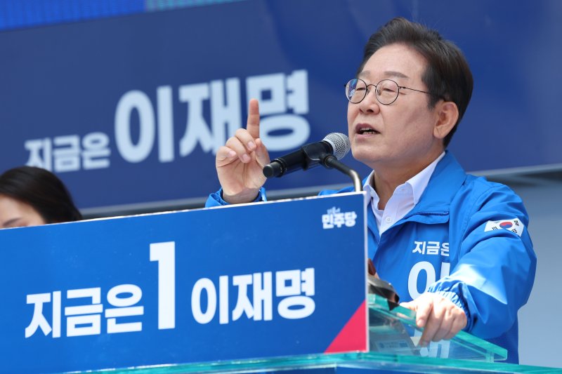 [부산=뉴시스] 권창회 기자 = 먹튀없는 바카라사이트 아톰카지노 더불어민주당 대선 후보가 14일부산 부산진구 서면 젊음의 거리에서 열린 유세에서 지지호소를 하고 있다. 2025.05.14. kch0523@newsis.com