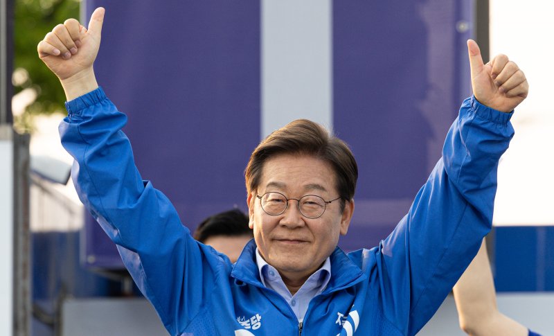 에볼루션 바카라 더불어민주당 대통령 후보가 30일 오후 충북 충주시 충주체육관 시계탑광장에서 시민들에게 인사하고 있다. 2025.5.30/에볼루션 바카라1 ⓒ News1 에볼루션 바카라 기자