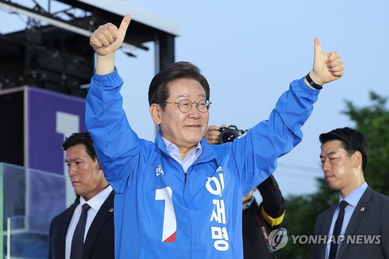 충주시민들에게 인사하는 이재명 (출처=연합뉴스)