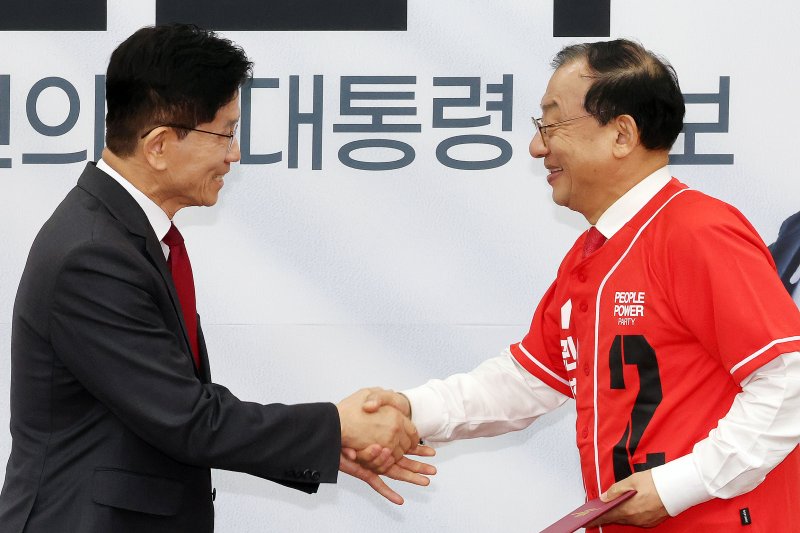 [서울=뉴시스] 조성우 기자 = 김문수(왼쪽) 바카라 가상 머니 사이트 대선후보가 15일 오전 서울 여의도 국회에서 열린 중앙선대위 회의 및 중앙선대위 임명장 수여식에서 이정현 전 새누리당 대표에게 공동선대위원장 임명장을 수여하고 있다. 2025.05.15. xconfind@newsis.com