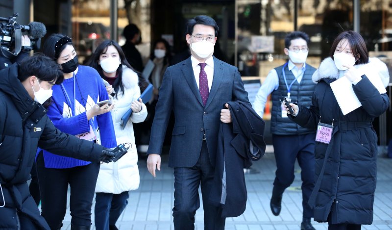 [서울=뉴시스]김선웅 기자 = 수사기록 유출 혐의로 재판에 넘겨져 1심에서 무죄를 선고받은 신광렬 부장판사가 지난 2021년 1월 29일 오후 서울 서초구 서울고법에서 열린 2심 선고공판에서 무죄를 선고받은 후 해외 바카라사이트을 나서고 있다. 2021.01.29. mangusta@newsis.com