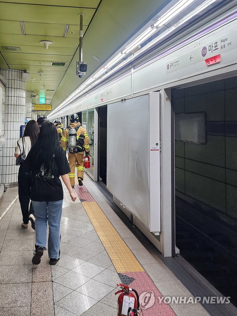 지하철 5호선 방화 추정 화재로 승객 대피 (출처=연합뉴스)