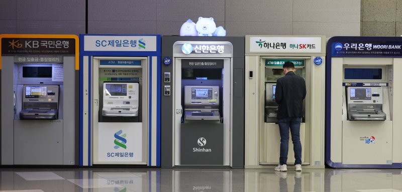 [서울=뉴시스] 이영환 기자 = 25일 서울의 한 건물에 설치된 국내 바카라 가상 머니 사이트의 ATM 기계가 보이고 있다. 금융감독원이 이날 공개한 2025년 2월 말 국내바카라 가상 머니 사이트의 원화대출 연체율 현황(잠정, 1개월 이상 원리금 연체 기준)에 따르면 연체율이 0.58%로 잠정 집계됐으며 2018년 11월(0.60) 이후 6년 3개뭘 만의 최고치다. 2025.04.25. 20hwan@newsis.com