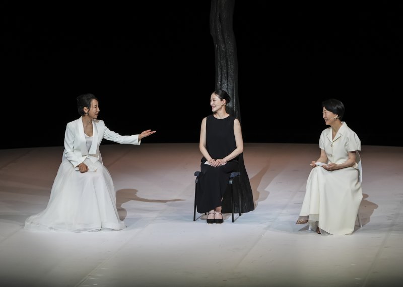 [서울=뉴시스]지난 28일 서울 서초구 예술의전당 CJ토월극장바카라사이트 기가 열린 '커넥션(conneXion), 최태지×문훈숙' 공연에서 최태지 전 국립발레단장(맨 왼쪽)과 김주원 대한민국발레축제 예술감독(가운데), 문훈숙 유니버설발레단장이 대담을 나누고 있다. (사진=대한민국발레축제추진단 제공)