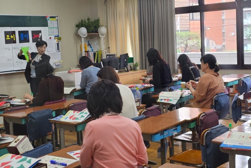 동경한국학교서 'K-종이접기 강사' 세미나 (출처=연합뉴스)
