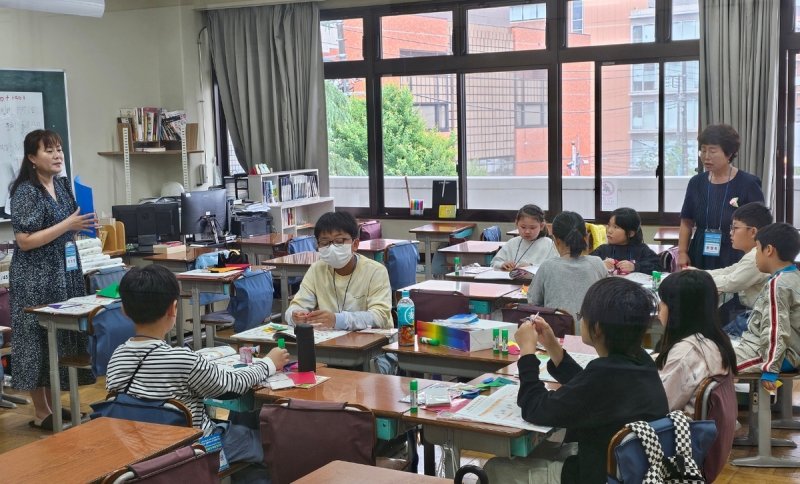 동경한국학교서 '어린이 종이접기 마스터 양성' 장학교실 (출처=연합뉴스)