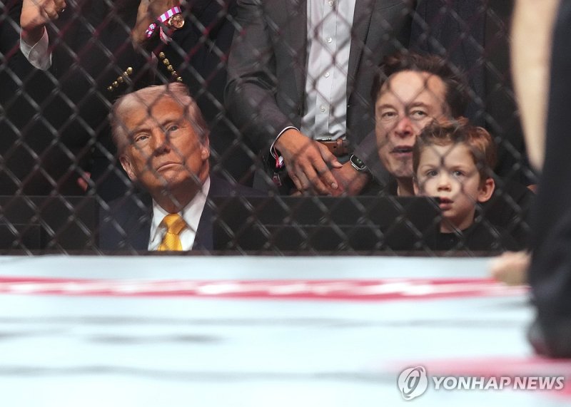 지난 4월 UFC 경기 관람하는 트럼프, 머스크, 엑스 (출처=연합뉴스)