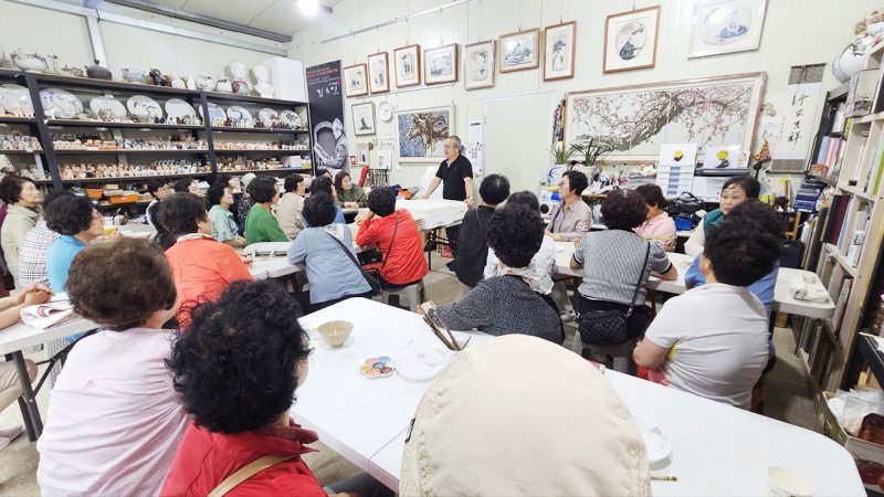 대구한의대학교 평생스피드 바카라 사이트지원센터가 청도여성대학 스피드 바카라 사이트생들을 위해 마련한 도예 및 도자회화 체험 프로그램. *재판매 및 DB 금지