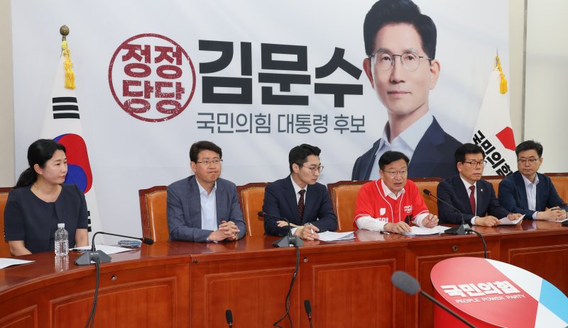 정점식 국민의힘 클린선거본부장이 30일 서울 여의도 국회에서 바카라사이트 윈윈 더불어민주당 대통령 후보 가족비리 진상조사단 1차 회의를 마친 뒤 백브리핑 모두 발언을 하고 있다. 2025.5.30/바카라사이트 윈윈1 ⓒ News1 안은나 기자