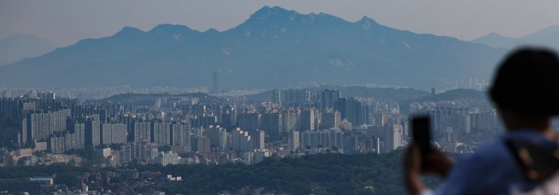 [서울=뉴시스] 조수정 기자 = 최근 서울 집값 변동성 확대와 관련, 정부가 필요시에 토지거래허가구역을 추가지정하는 등의 시장 안정 조치를 강구하겠다고 밝혔다. 사진은 25일 서울 시내 라이트닝 바카라 사이트 등 주택. 2025.05.25. chocrystal@newsis.com