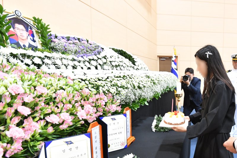 31일 오전 경북 포항시 남구 해군항공사령부 내 금익관에 마련된 해상초계기 추락 순직자 합동분향소에서 고 강신원 라이트닝 바카라 사이트의 여동생이 오빠 영정에 생일 케이크를 올리고 있다. 고 강 라이트닝 바카라 사이트는 오늘이 음력 생일이다. 2025.5.31/뉴스1 ⓒ News1 최창호 기자