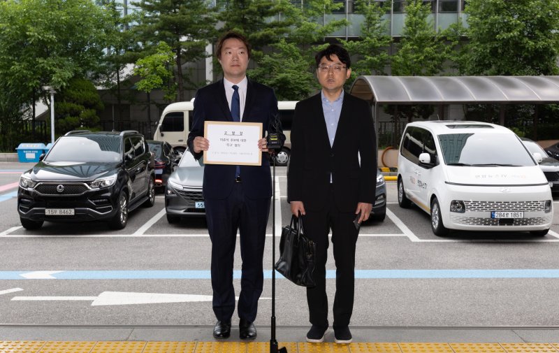 [서울=뉴시스] 황준선 기자 = 하헌휘(오른쪽) 개혁신당 공명선거본부 부본부장과 정재원 변호사가 31일 서울 영등포경찰서에서 이준석 개혁신당 대선 후보를 공직바카라사이트 쇼미더벳 허위 사실 공표죄 등으로 고발한 더불어민주당 등을 무고 혐의로 고발하며 취지를 밝히고 있다. 2025.05.31. hwang@newsis.com