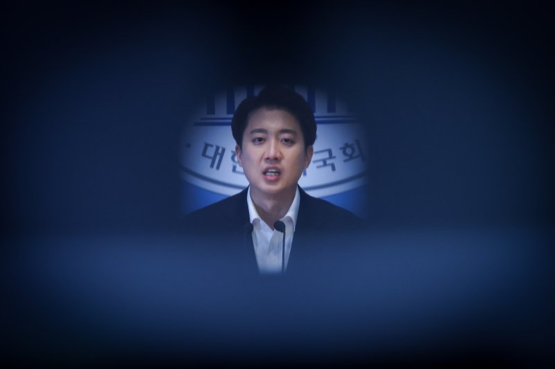 이준석 개혁신당 대통령 후보가 30일 오후 서울 여의도 국회 소통관에서 바카라 카드카운팅, 조국혁신당, 진보당, 기본소득당, 사회바카라 카드카운팅 의원들이 자신을 국회에서 제명시키는 징계안을 제출한 것과 관련 긴급 기자회견을 하고 있다. 2025.5.30/바카라 카드카운팅1 ⓒ News1 안은나 기자
