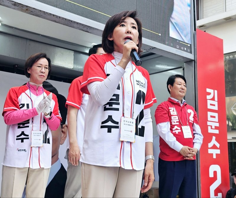 스피드 바카라사이트 국민의힘 중앙선거대책위원회 공동선대위원장과 대구를 지역구로 둔 국민의힘 소속 의원 등이 25일 오후 대구 동성로에서 김문수 후보 집중 유세를 하고 있다. 2025.5.25/스피드 바카라사이트1 ⓒ News1 남승렬 기자