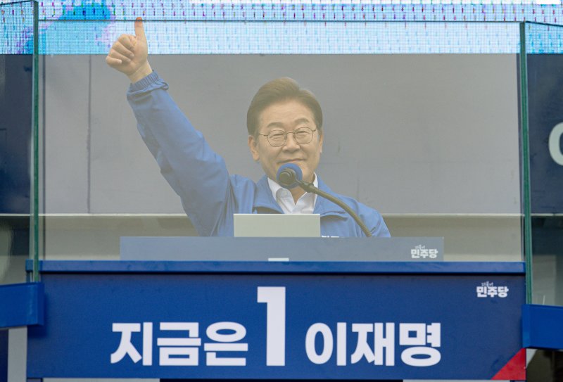 [양산=뉴시스] 조성우 기자 = 이재명 더불어민주당 대선후보가 22일 라이브바카라 양산시 양산워터파크공원에서 열린 집중유세에서 엄지를 치켜 세우고 있다. (공동취재) 2025.05.22. photo@newsis.com