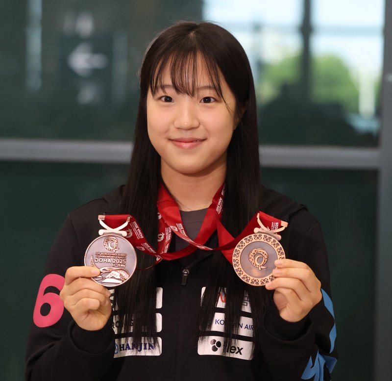 [인천공항=뉴시스] 추상철 기자 = 2025 에볼루션 바카라 사이트탁구연맹(ITTF) 세계선수권대회에서 동메달 2개를 획득한 에볼루션 바카라 사이트이 26일 오후 인천에볼루션 바카라 사이트공항 제1터미널을 통해 귀국한 후 메달을 들어 보이고 있다. 025.05.26. scchoo@newsis.com