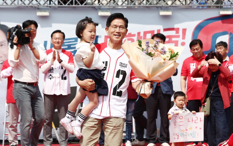 메이저 바카라사이트 장난감 국민의힘 대통령 후보가 31일 오전 강원 홍천군 꽃뫼공원에서 유세 중 어린이들과 사진을 찍고 있다. 2025.5.31/메이저 바카라사이트 장난감1 ⓒ News1 김민지 기자
