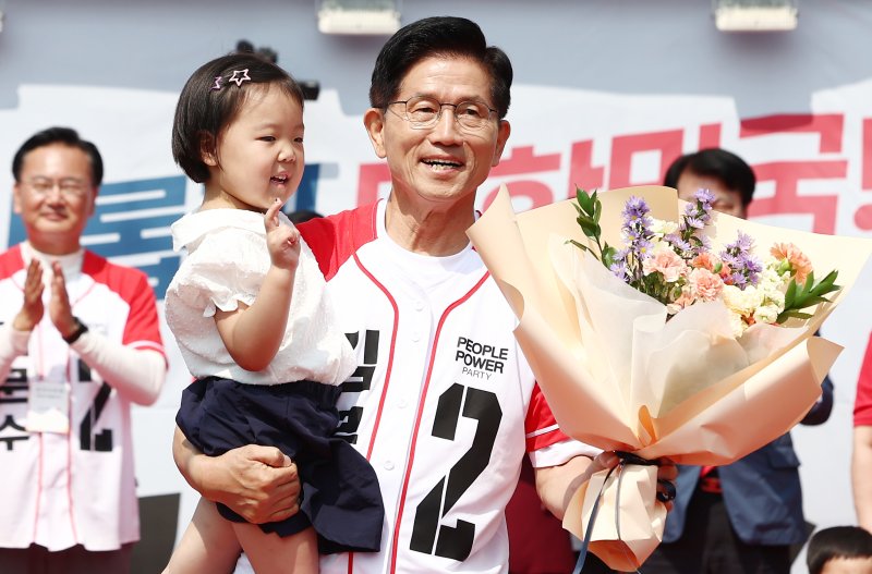 메이저 바카라사이트 장난감 국민의힘 대통령 후보가 31일 오전 강원 홍천군 꽃뫼공원에서 유세 중 어린이들과 사진을 찍고 있다. 2025.5.31/메이저 바카라사이트 장난감1 ⓒ News1 김민지 기자